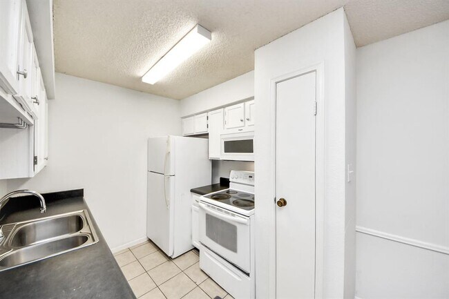 Building Photo - 2120 El Paseo St