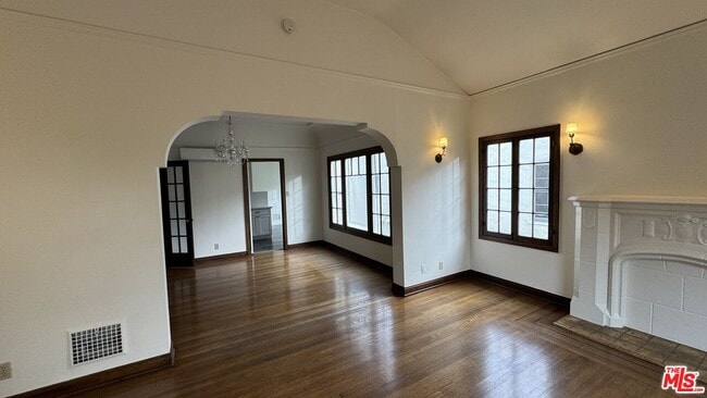 Building Photo - 326 1/2 N Sycamore Ave