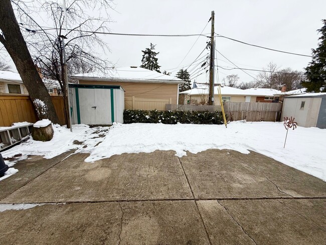 Building Photo - 2909 Oakton St