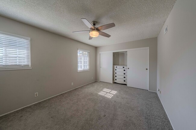 Building Photo - Bright & Airy 2-Bedroom End Unit Townhome