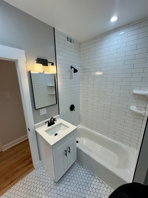 Main Bath - 4200 N Damen Ave