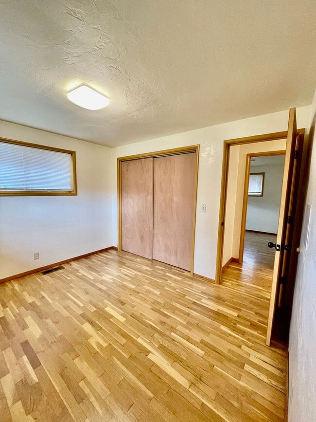 Building Photo - We have the wonderful 3 bed/2 bath you’ve ...