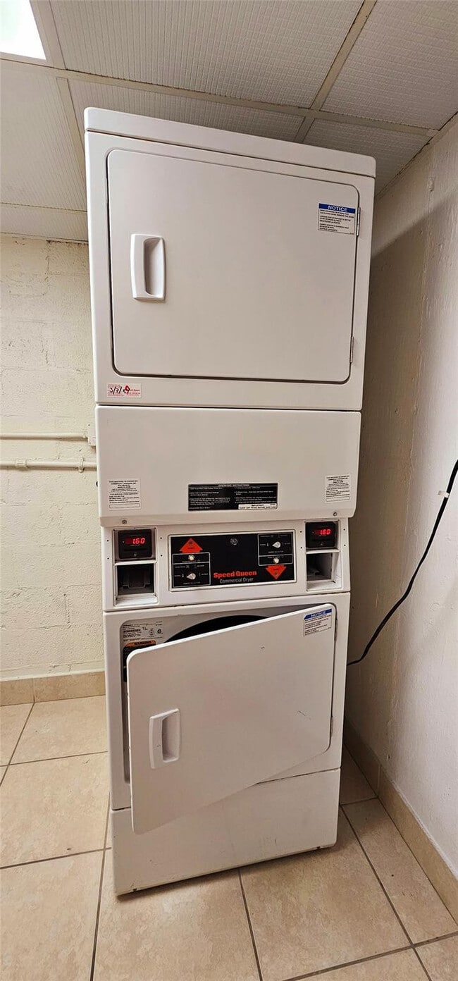 Building Photo - 2000 NE 135th St