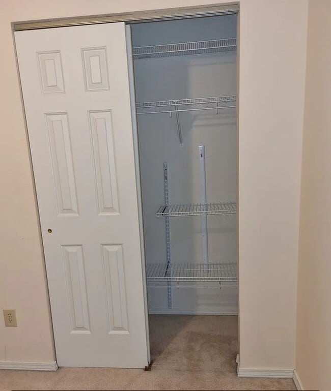 Building Photo - 3 bedrooms with Garage!