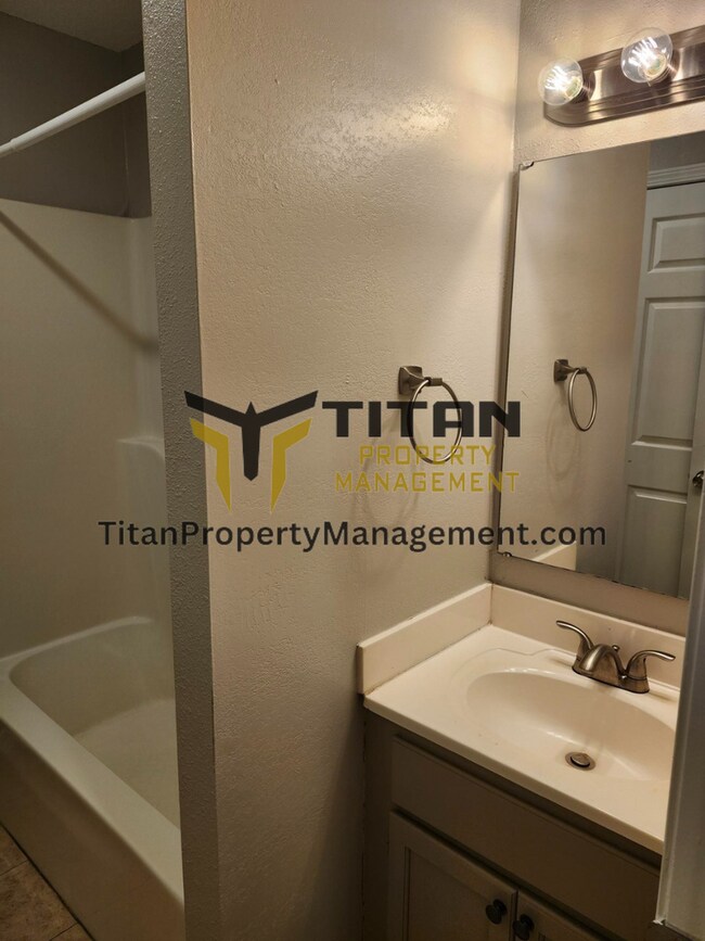 Building Photo - 2bed/2bath End-Unit Apartment with Fenced Yard