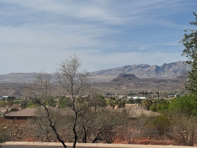 Building Photo - Highly Desirable Lakota Ridge!