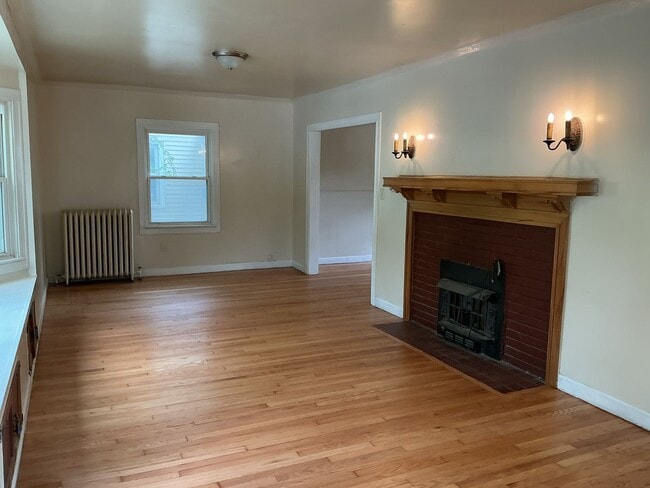 Building Photo - 3 bedroom single family home with off stre...