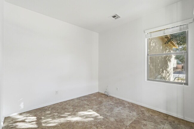 Building Photo - 907 E Catkins Pl