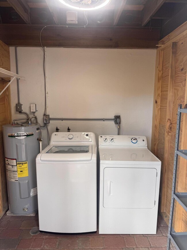 Building Photo - 2800 Middle River Dr