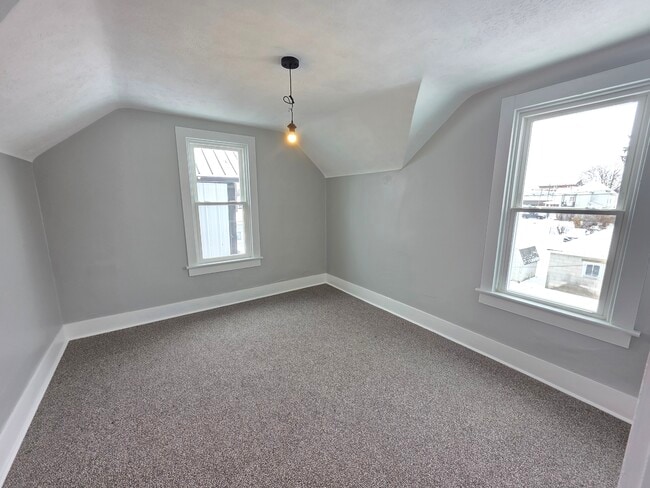 Building Photo - 129 W Perry St