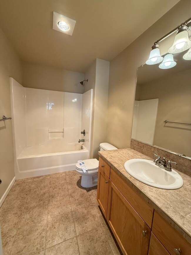 Building Photo - NW Bend 3 Bed/2.5 Bath Villa - Schaeffer D...