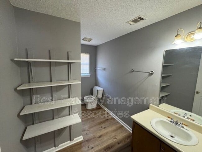 Building Photo - 424 N 8th St