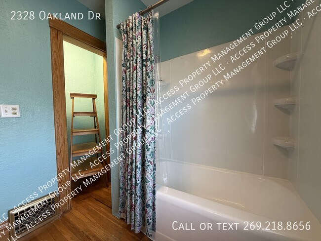 Building Photo - 2328 Oakland Dr