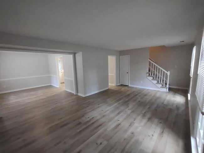 Building Photo - Pristine Duplex Home Located in the Lincol...