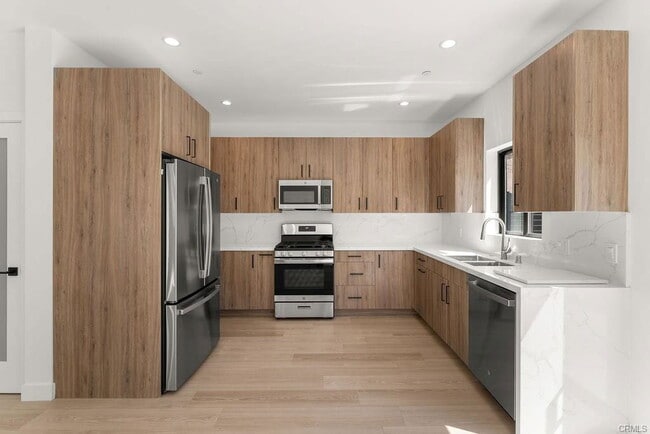 Building Photo - 2155 Glenada Ave