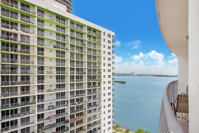 Building Photo - 1750 N Bayshore Dr