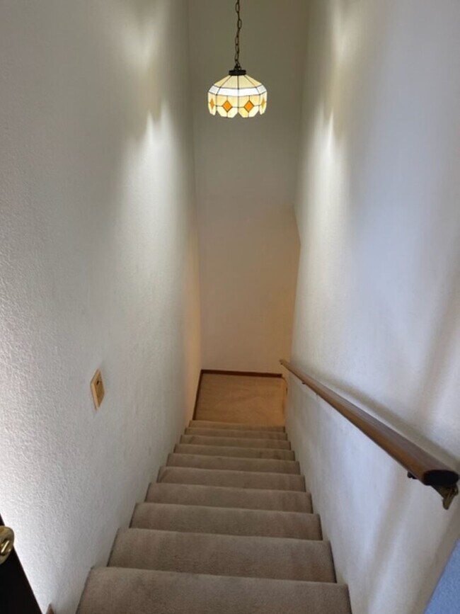 Building Photo - Redding townhome close to shopping with 1 car garage