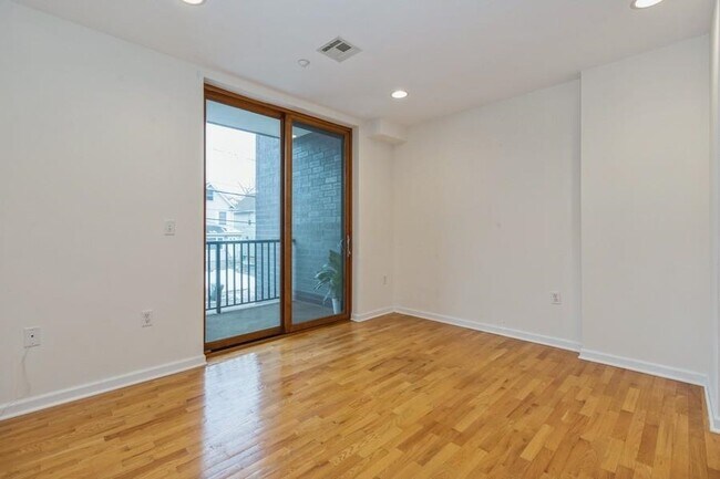 Building Photo - 17 Meadow Rd