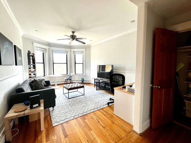 Building Photo - Renovated Top Floor 1-Bed on Park Drive | ...