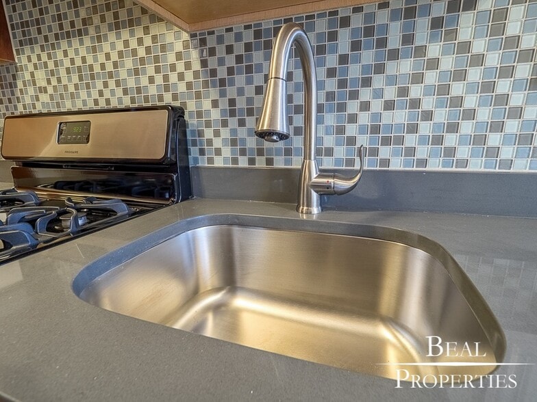 Building Photo - 730 Judson Ave