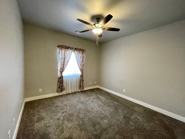 Building Photo - Beautiful 3 Bedroom Home in Gated Community!