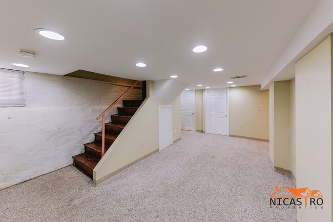 Building Photo - 2064 Indianola Ave