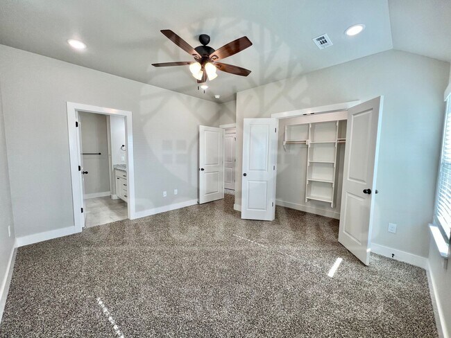 Building Photo - 579 Bradford Dr