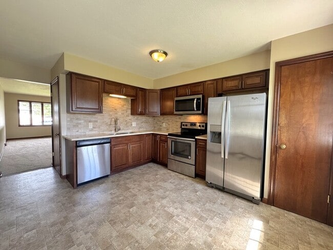 Building Photo - 3971 Far Hills Dr