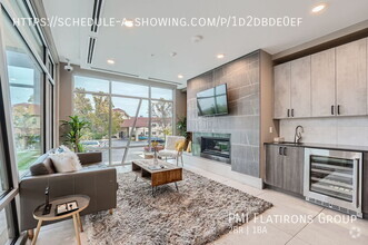 Building Photo - Chic Modern Chaffee Park Condo