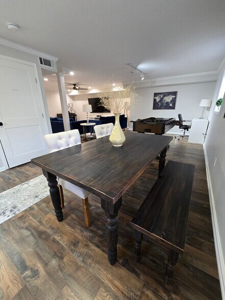 Dining Table & Seating - 2875 Whitby Dr