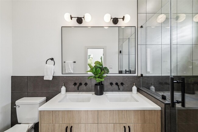 Building Photo - 413 Clearwater St