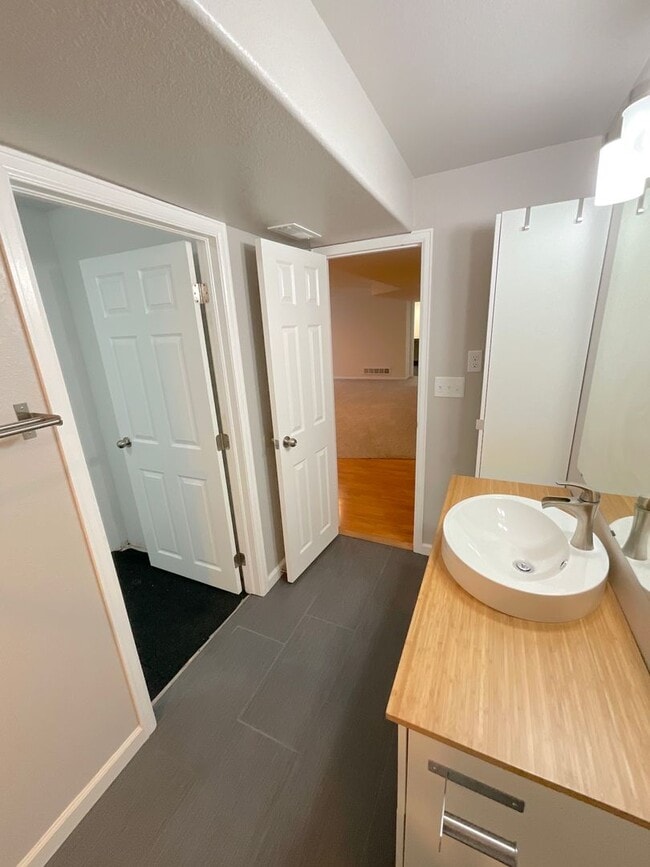 Building Photo - 6 Bedroom Home Available Near North Gate B...