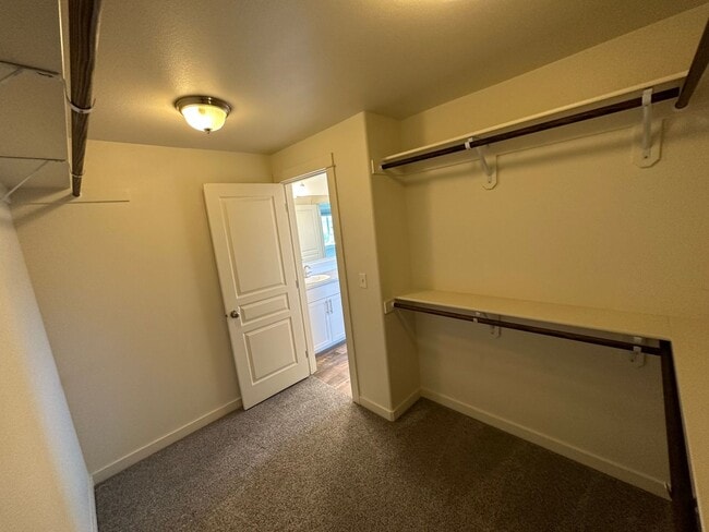 Building Photo - Charming and Modern Redmond Home: Pet-Friendly, Two-Car Garage, and More!
