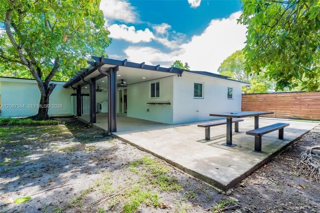 Building Photo - 9841 Dominican Dr