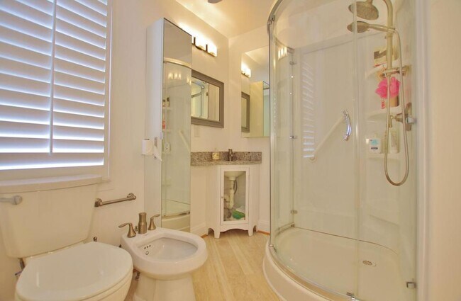 Building Photo - 2407 Arlington Blvd