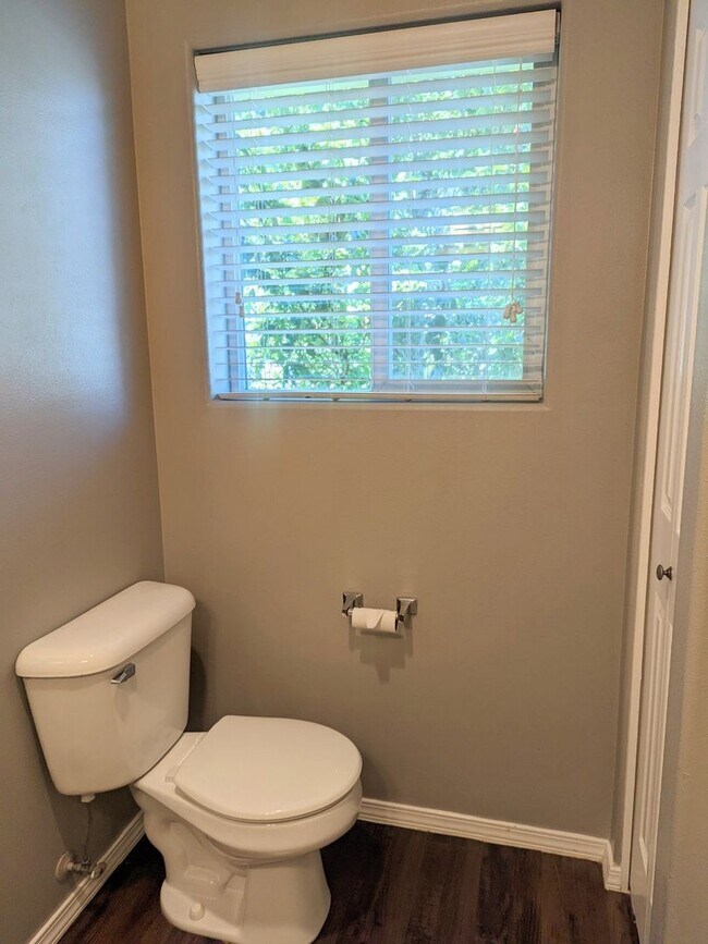 Building Photo - Beautiful Beaverton Townhouse Available Now!