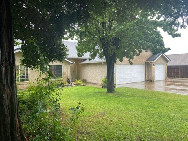 Primary Photo - Nice Home in Windsor Estates!!