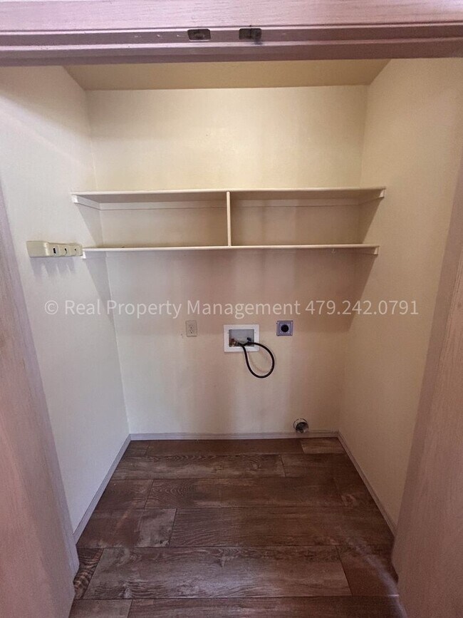 Building Photo - MOVE IN SPECIAL! HALF OFF MOVE IN RENT! Re...