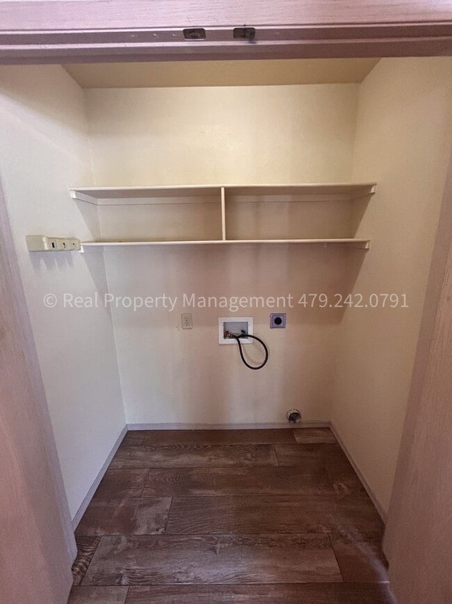 Building Photo - MOVE IN SPECIAL! JUST PAY MOVE IN FEES! 2 ...