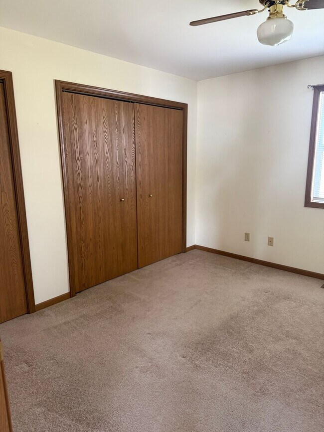 Building Photo - 2 bedroom 1 bathroom house