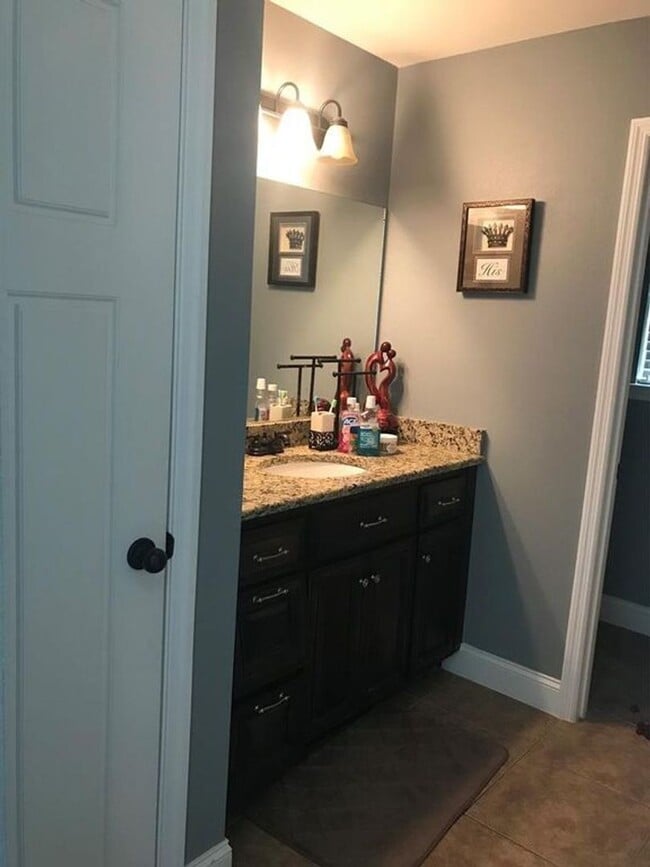 Building Photo - Spacious 3BR/2BA Home in Miller Farms with...