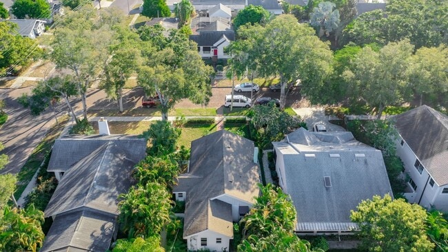 Building Photo - Charming two bedroom two bathroom cottage in North St. Petersburg Fully Updated.