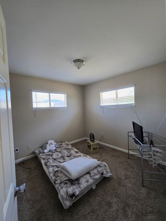 Building Photo - Single story 3 Bedroom house ready for mov...