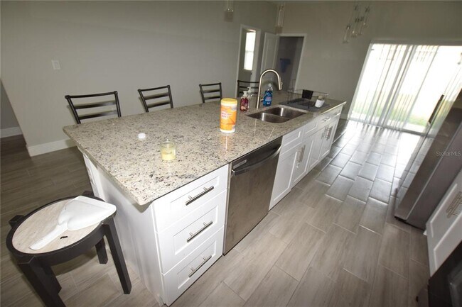 Building Photo - 642 Desmoines Ct