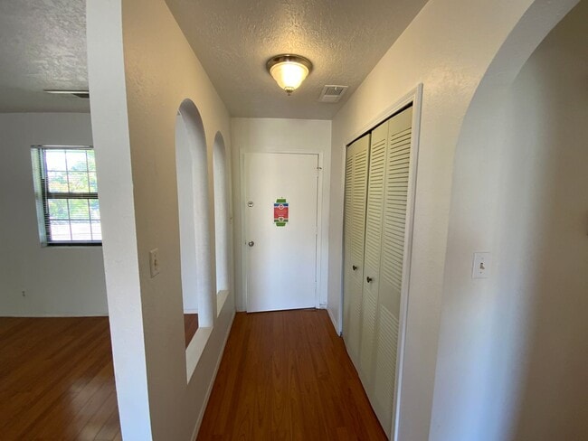 Building Photo - 3 Bedroom Single Story Home Available Near...