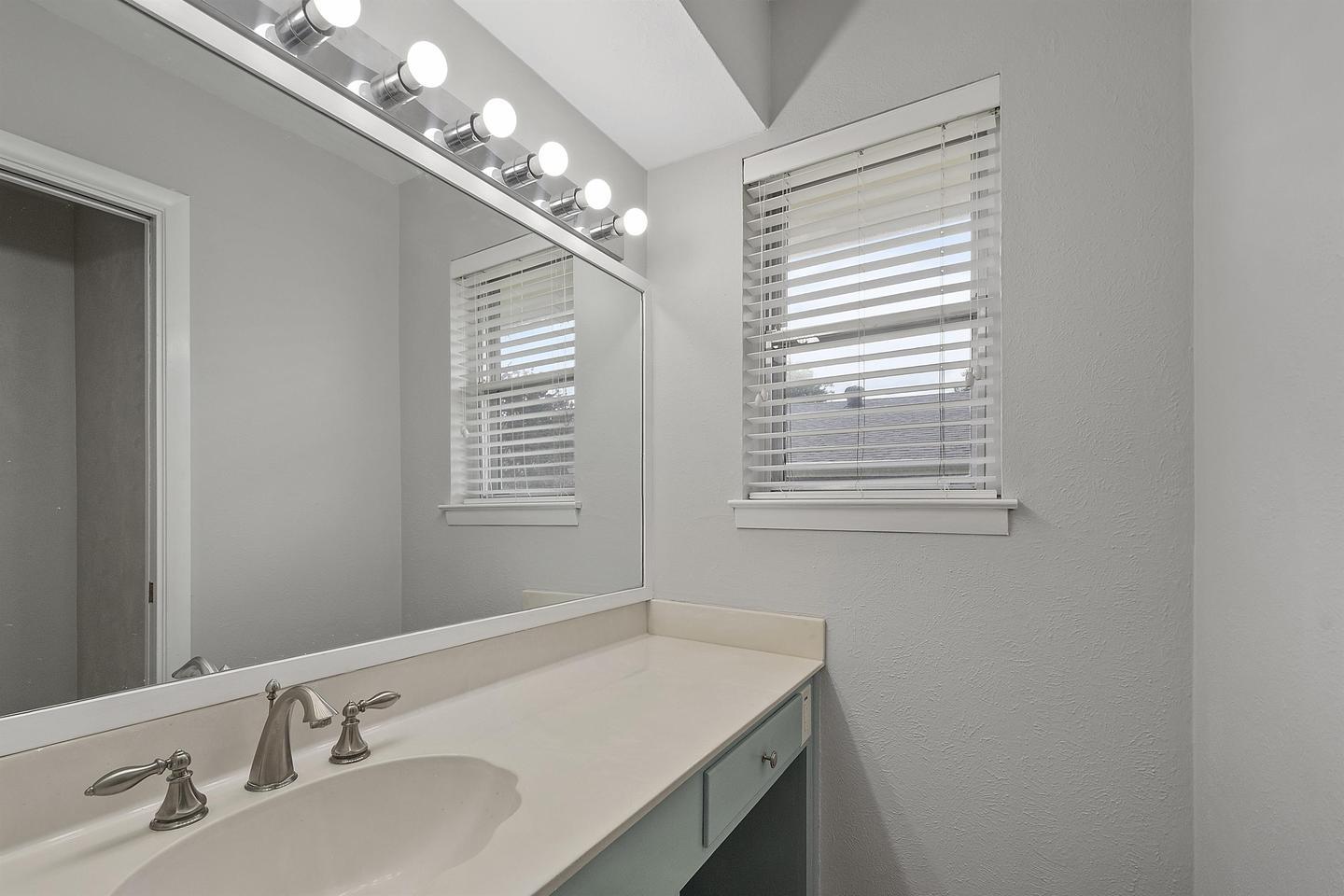 Building Photo - Bright & spacious 6-bedroom retreat in Benbrook