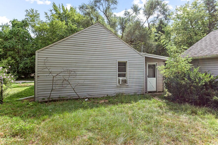 Building Photo - 2550 Loon Lake Rd