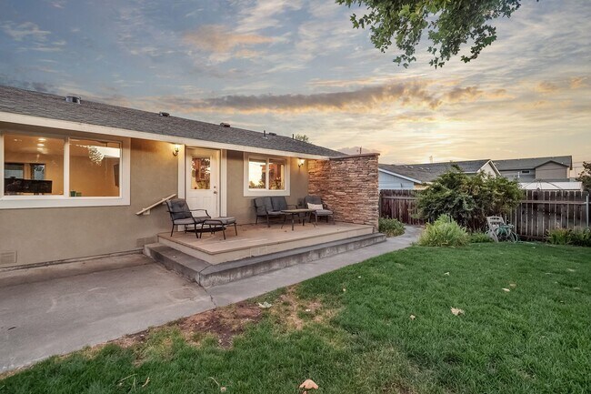 Building Photo - West Pasco Location a Block from the Colum...