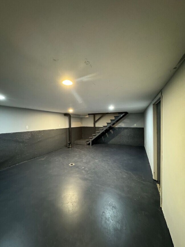 Building Photo - Coming Soon: 3 Bedroom Home Near Zoo & Parks!