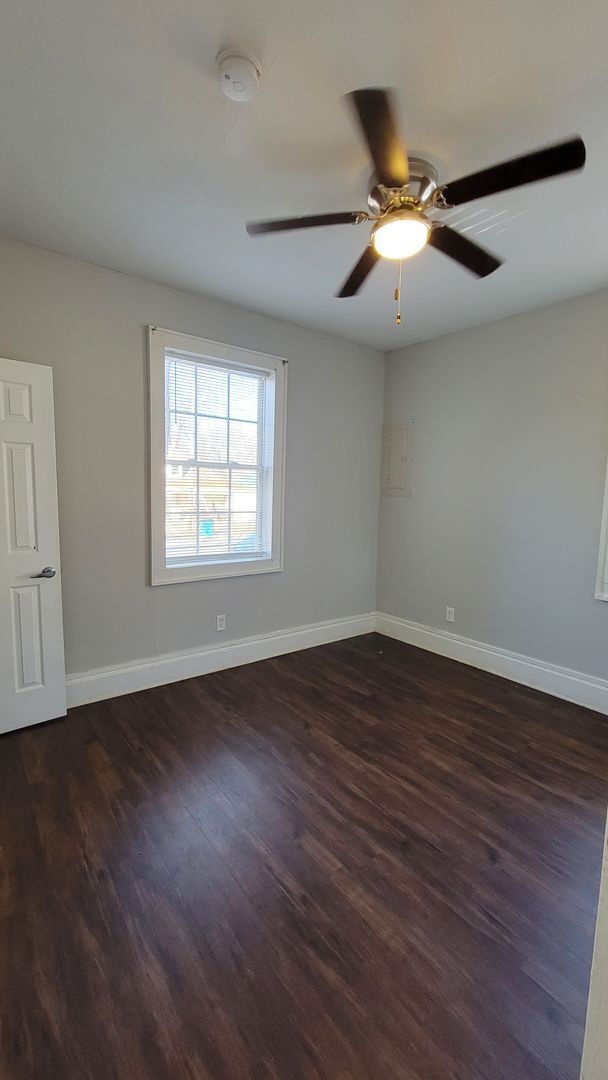 Building Photo - Remodeled 3 bed/1 bath 916 sq ft